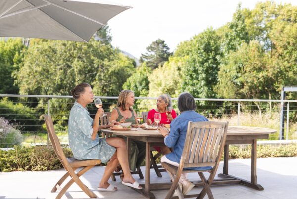 senior-vrouwen-wijn-terras